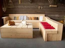Steigerhouten meubelen passen bij veel interieurs
